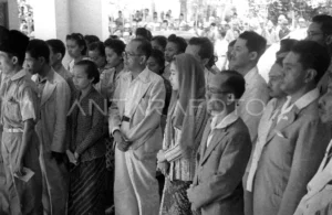 Ibu Negara Ny. Fatmawati Soekarno (tengah) bersama sejumlah masyarakat saat acara Proklamasi Kemerdekaan RI di Jalan Pegangsaan Timur, Jakarta, 17 Agustus 1945. ANTARA FOTO/IPPHOS/Rei/Koz/1945. *** Local Caption *** Proklamasi kemerdekaan RI 17 Agustus 1945